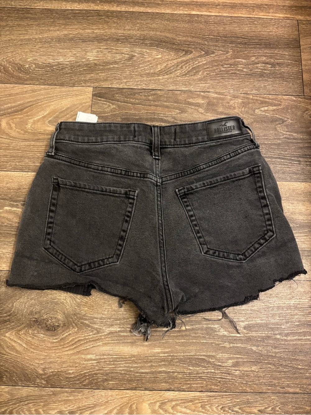Hollister Ultra High-Rise Mom Shorts 3" Black Washed Denim Size 5 W27 Frayed - Picture 2 of 5